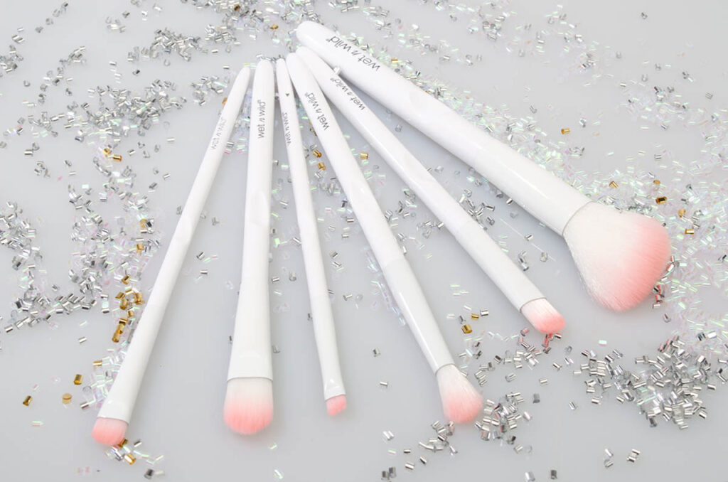 White and pink makeup brushes